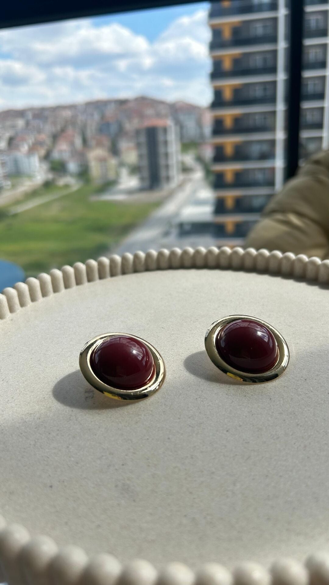Taş Detaylı Gold Çerçeveli Küpe Bordo