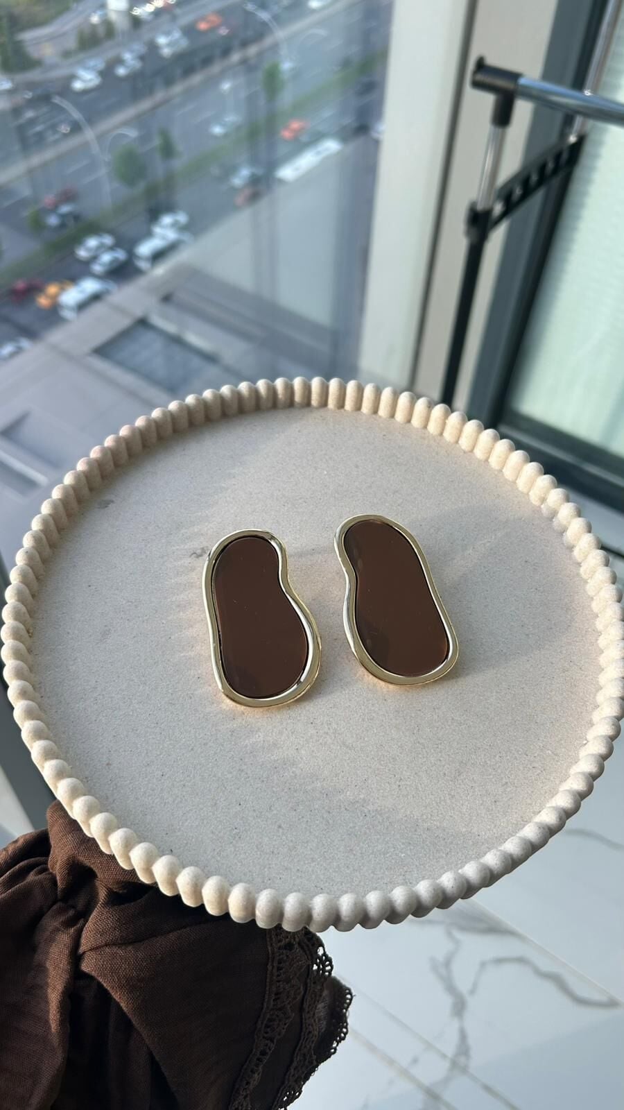 Kahve Mineli Gold Çerçeve Küpe Kahverengi