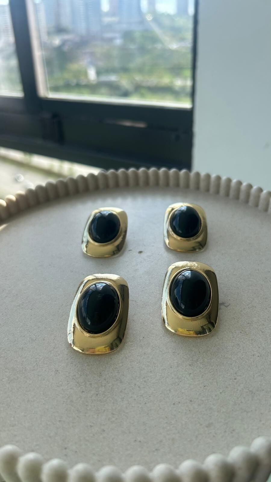 Siyah Taş Detaylı Gold Vintage Küpe Siyah
