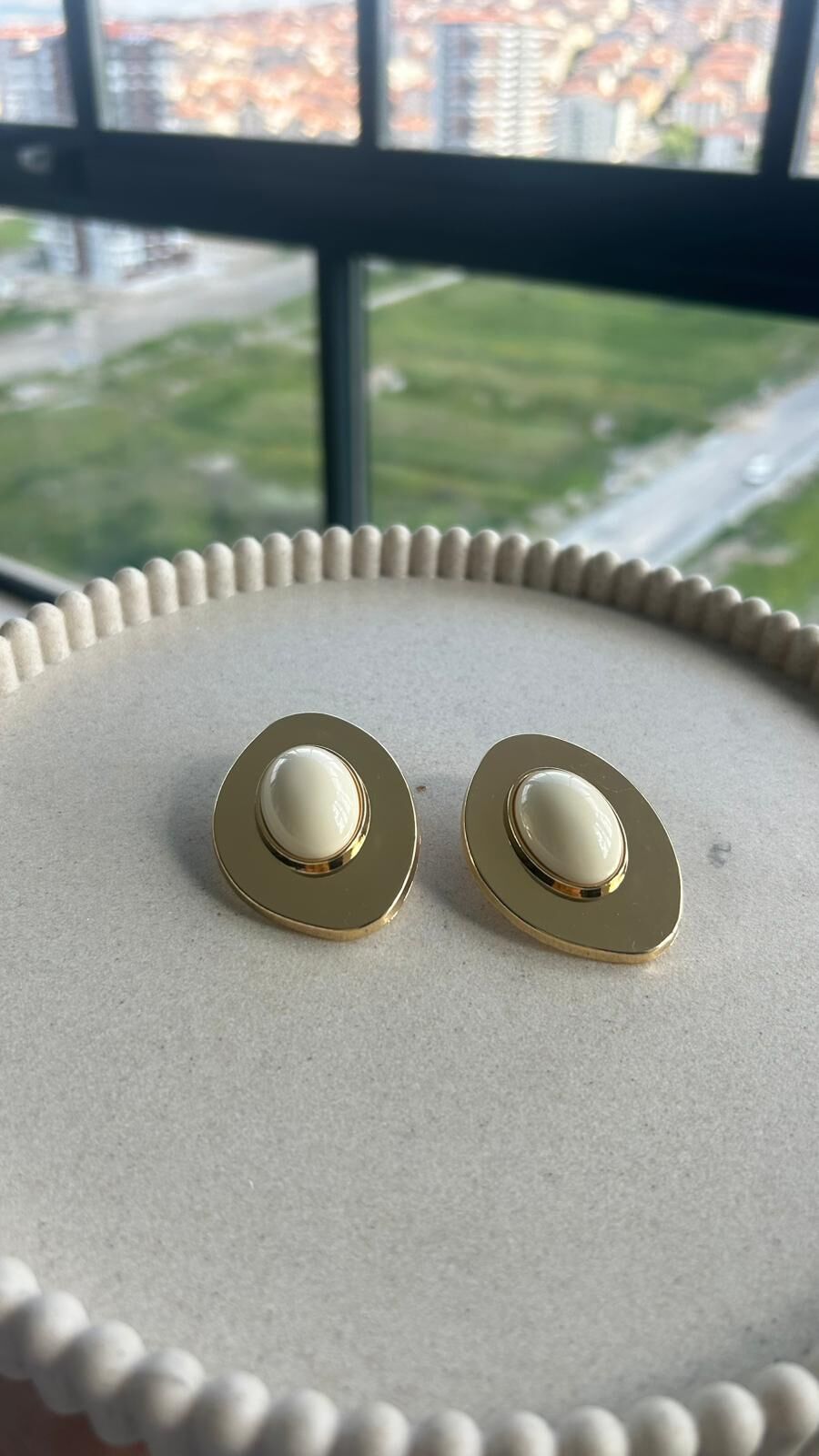 İnci Detaylı Gold Oval Küpe Beyaz