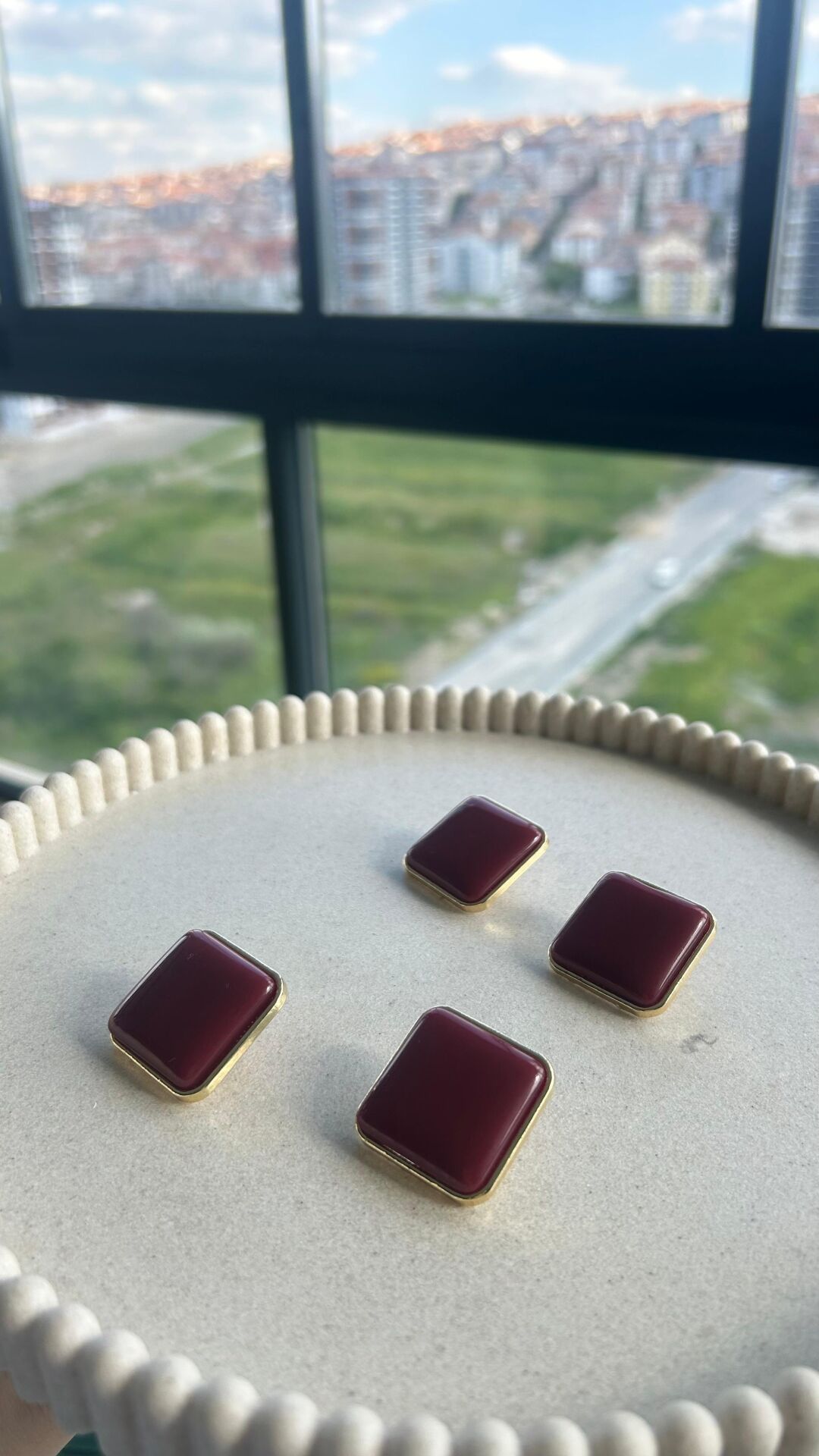 Taş Detaylı Kare Küpe Bordo