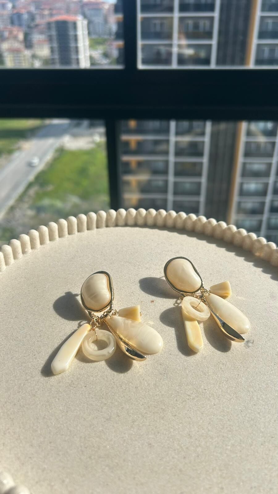 Taş Detaylı Sallantılı Gold Küpe Krem