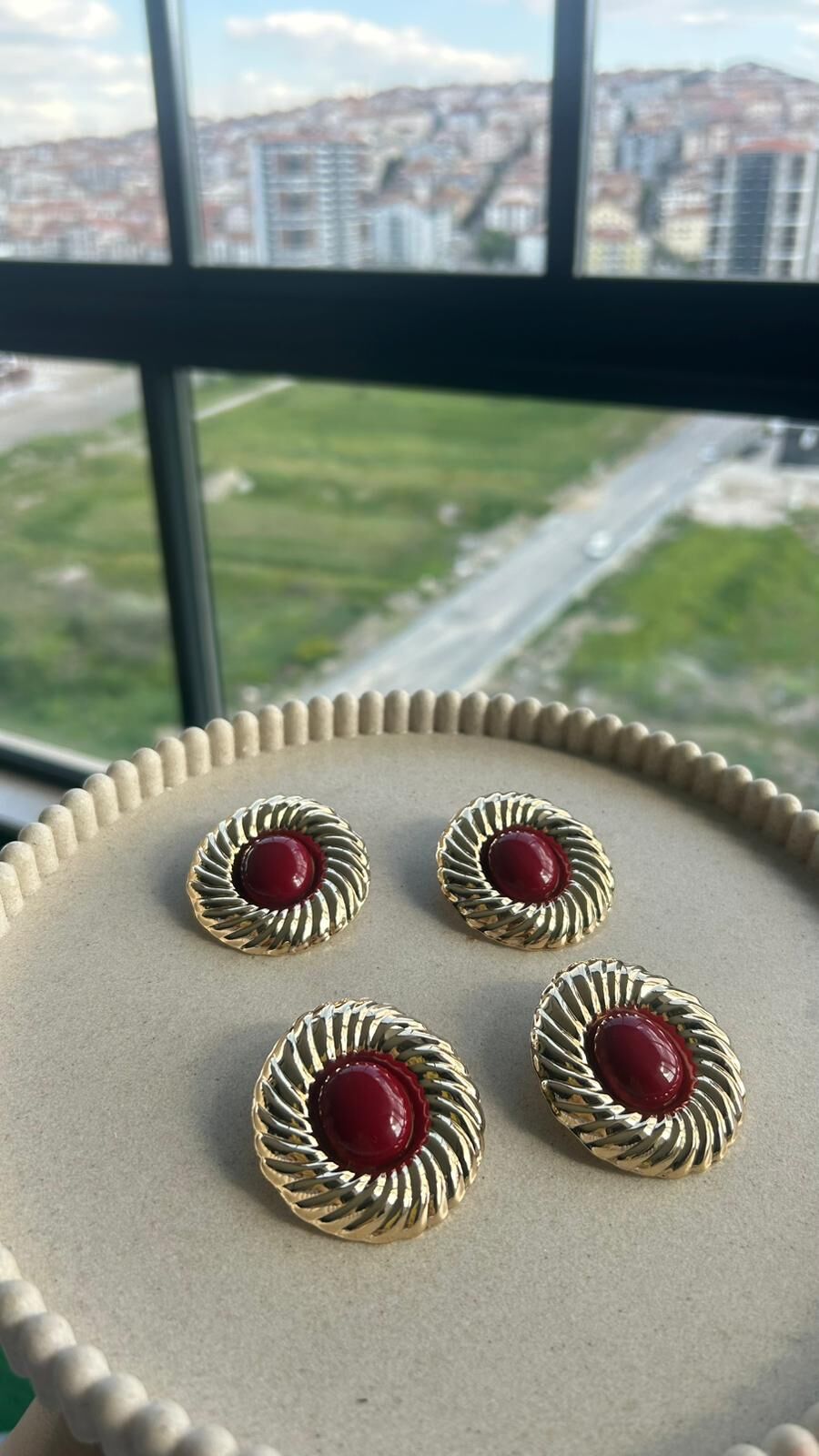 Taş Detaylı Gold Vintage Küpe Kırmızı