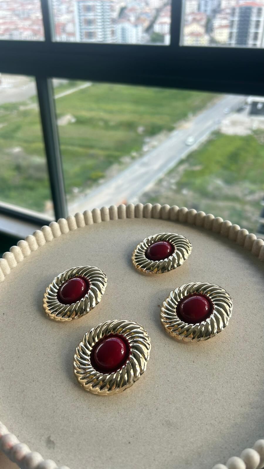 Taş Detaylı Gold Vintage Küpe Kırmızı