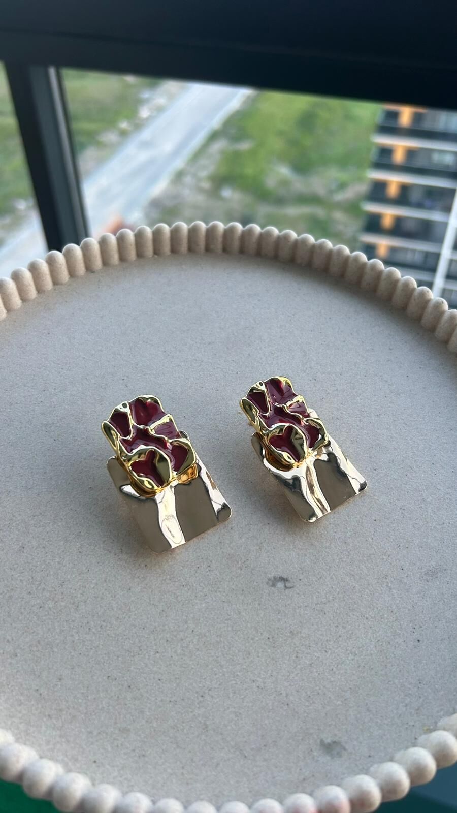 Mine Detaylı Gold Küpe Bordo