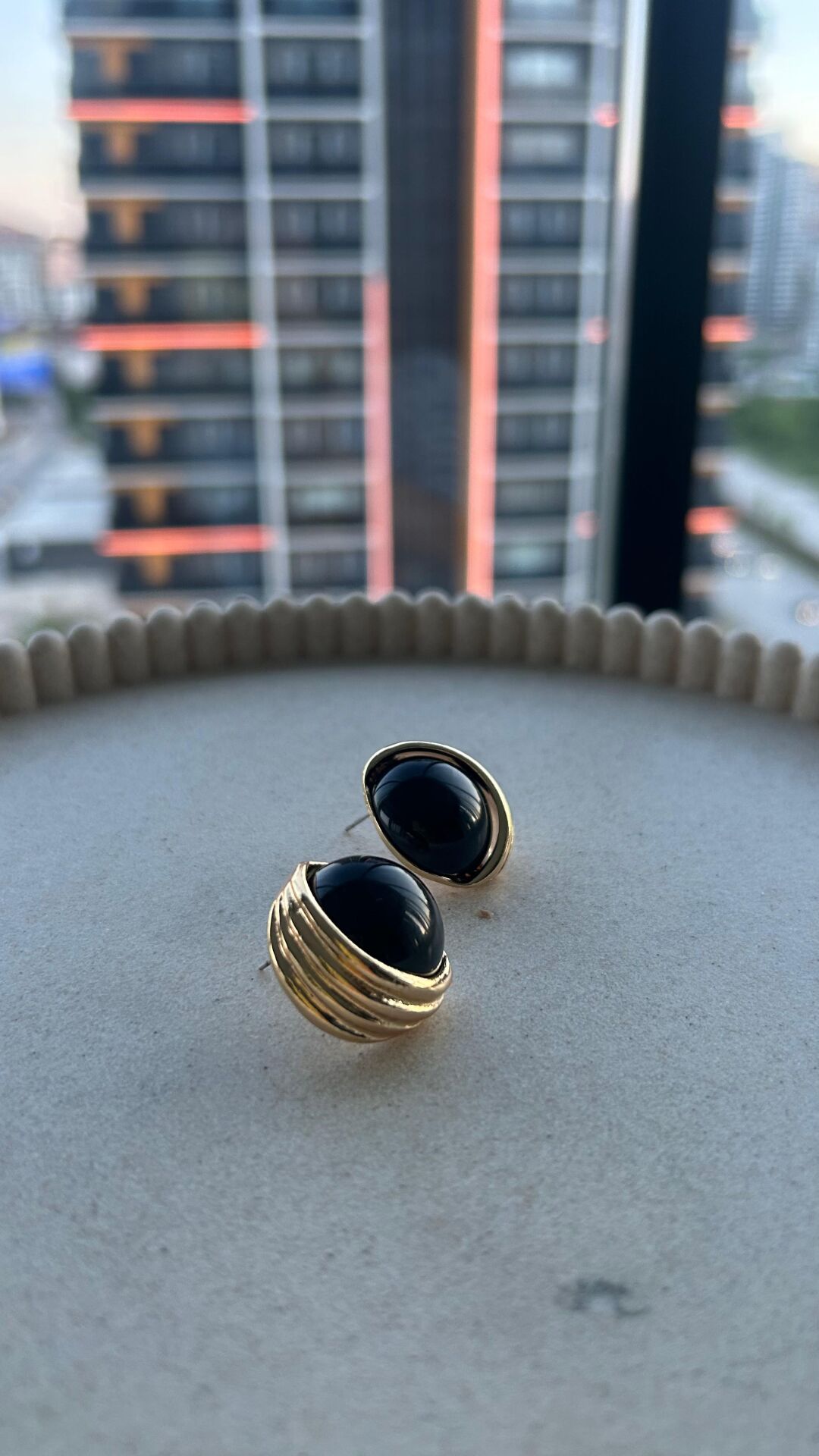 Taş Detaylı Vintage Küpe Gold