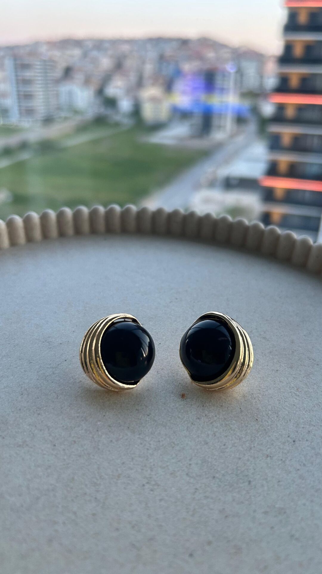 Taş Detaylı Vintage Küpe Gold